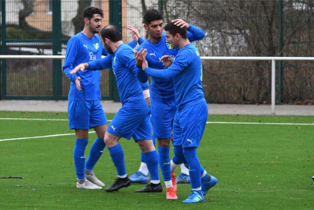 Furkan Kiymaz (l.) und Ramazan Kiymaz (m.) jubeln mit den Teamkollegen der SG Gahmen.
