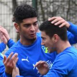 Furkan Kiymaz (l.) und Ramazan Kiymaz (m.) jubeln mit den Teamkollegen der SG Gahmen.