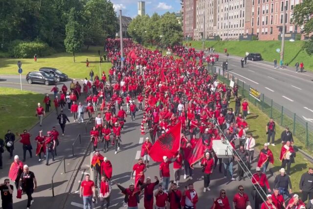 Fanmarsch von Albanern in Dortmund.