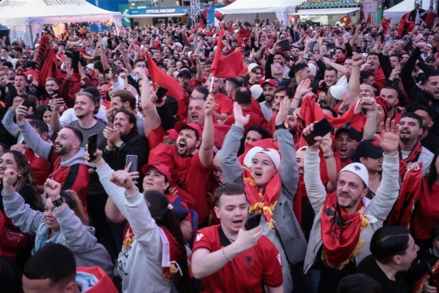Albanische Fans jubeln beim Public Viewing zum ersten EM-Spiel ihrer Mannschaft gegen Italien.