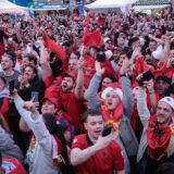 Albanische Fans jubeln beim Public Viewing zum ersten EM-Spiel ihrer Mannschaft gegen Italien.