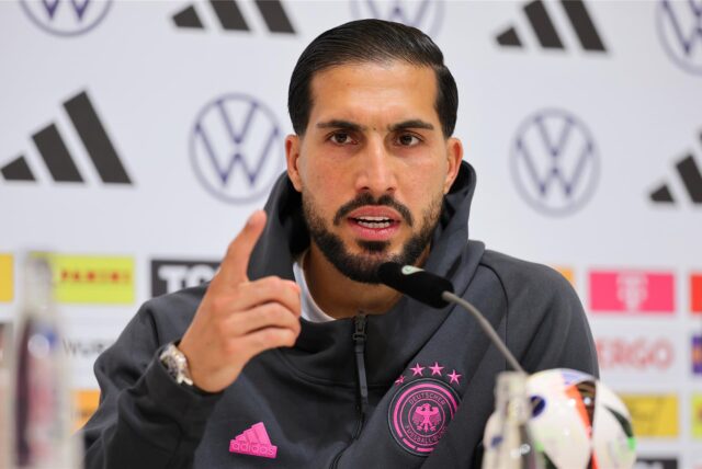 BVB-Profi Emre Can sitzt auf dem Podium bei einer PK des DFB.