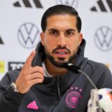 BVB-Profi Emre Can sitzt auf dem Podium bei einer PK des DFB.