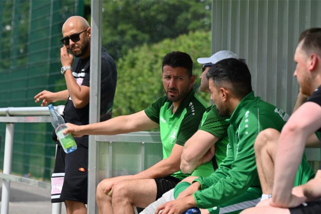 Oberadens Trainer Fatih Bas (M.) und der Sportliche Leiter Deniz Kilinc (l.) holen einen Angreifer aus der Kreisliga-Mannschaft des Königsborner SV.