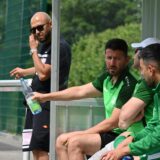 Oberadens Trainer Fatih Bas (M.) und der Sportliche Leiter Deniz Kilinc (l.) holen einen Angreifer aus der Kreisliga-Mannschaft des Königsborner SV.