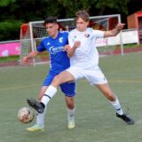 Im Spiel zwischen dem VfL Schwerte und dem SC Berchum/Garenfeld erobert ein Garenfelder den Ball.