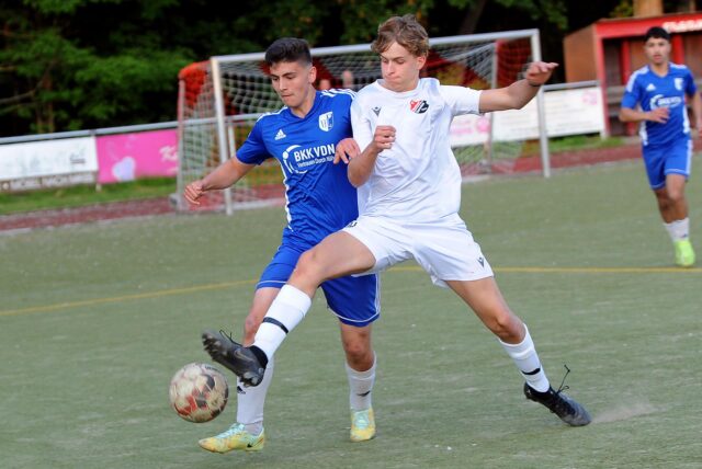 Im Spiel zwischen dem VfL Schwerte und dem SC Berchum/Garenfeld erobert ein Garenfelder den Ball.