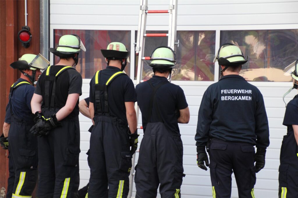 Aktive Mitglieder der Freiwilligen Feuerwehr Bergkamen bei einem Übungsabend.  