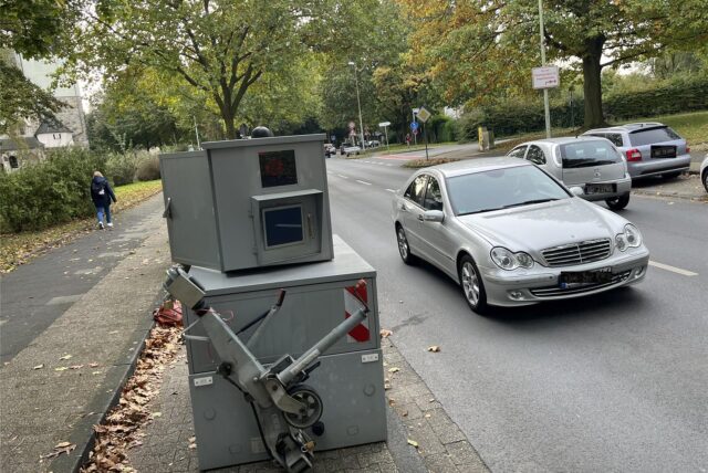Superblitzer „Willi“ an einem Straßenrand.