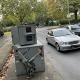 Superblitzer „Willi“ an einem Straßenrand.