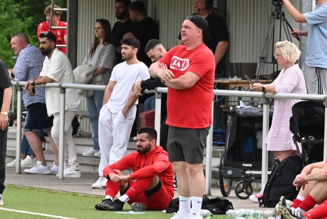 Chris Brügmann befördert einen Spieler aus der Reserve des FC TuRa Bergkamen in die erste Mannschaft.