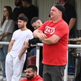 Chris Brügmann befördert einen Spieler aus der Reserve des FC TuRa Bergkamen in die erste Mannschaft.