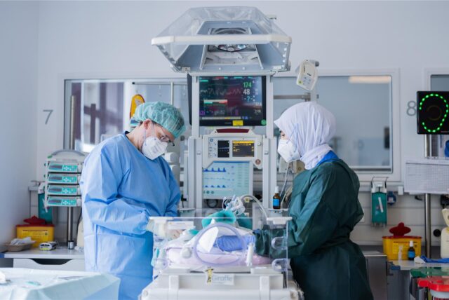 Oberarzt Mark Dzietko (l) untersucht ein Neugeborenes im Perinatalzentrum, der Neugeborenen-Intensivstation, in der Klinik für Kinderheilkunde des Universitätsklinikums Essen.