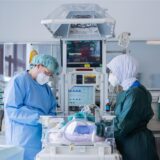 Oberarzt Mark Dzietko (l) untersucht ein Neugeborenes im Perinatalzentrum, der Neugeborenen-Intensivstation, in der Klinik für Kinderheilkunde des Universitätsklinikums Essen.