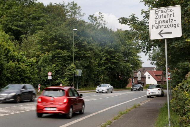 „Ersatzzufahrt Einsatz-Fahrzeuge“ steht auf einem Schild an der Erich-Ollenhauer-Straße.