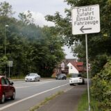 „Ersatzzufahrt Einsatz-Fahrzeuge“ steht auf einem Schild an der Erich-Ollenhauer-Straße.