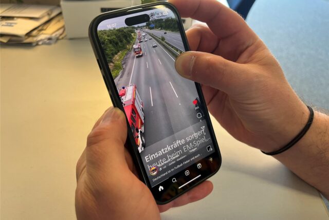 Feuerwehrfahrzeuge auf der Autobahn.