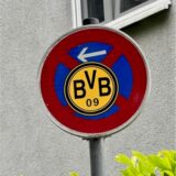 BVB Sticker verdeckt zum Teil das Straßenschild.