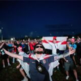 England-Fans feiern den Sieg gegen Serbien beim Public Viewing auf der Trabrennbahn. Jetzt kritisiert ein Fanbündnis die Organisation des Transports.