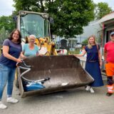 Eva Hammoudo und weitere Aktive der Kulturinitiative Schwerte stehen auf dem Wertstoffhof.