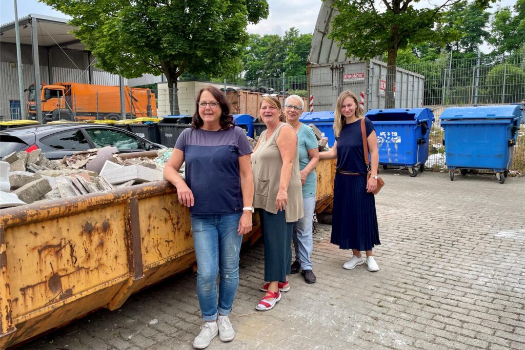 Die ehrenamtlich Engagierten der Kulturinitiative Schwerte (K.I.S.) stehen auf dem Wertstoffhof. Die ehrenamtlich Engagierten der Kulturinitiative Schwerte (K.I.S.) stehen auf dem Wertstoffhof.