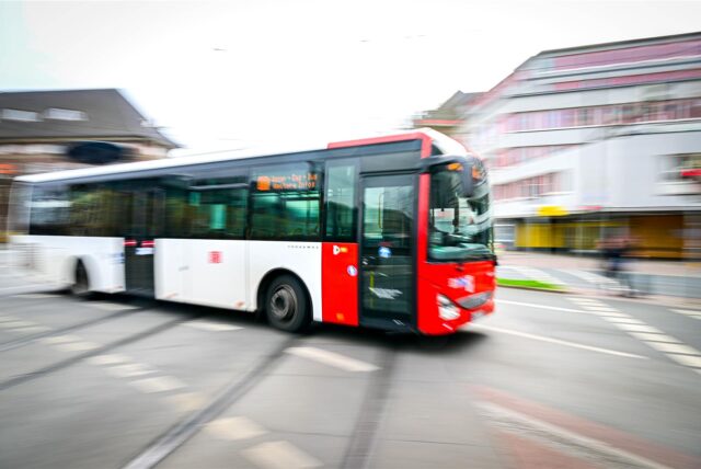 Ein Bus fährt über eine Straße.