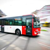 Ein Bus fährt über eine Straße.