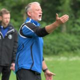 Carsten Walschus hebt die Hand.