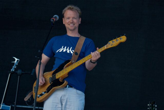 Michael Mühlmann mit Gitarre