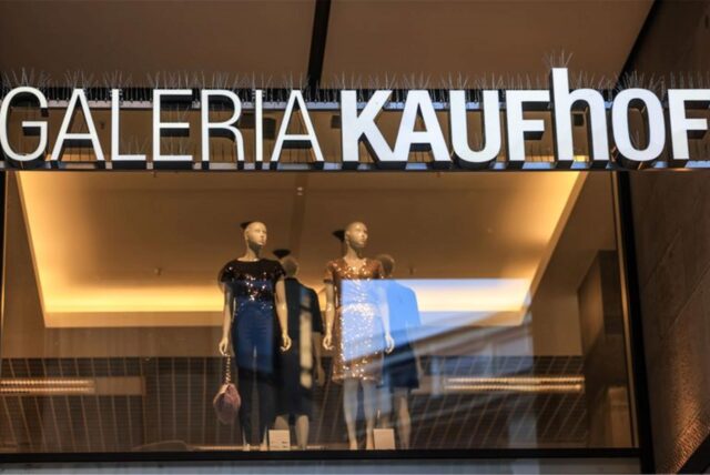 «Galeria Kaufhof» steht an einem Schaufenster einer Galeria-Filiale.