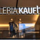 «Galeria Kaufhof» steht an einem Schaufenster einer Galeria-Filiale.