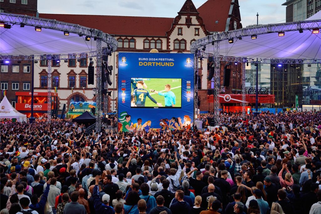 Fans verfolgen beim Public Viewing auf dem Friedensplatz in Dortmund das Eröffnungsspiel der Fußball-EM 2024 zwischen Deutschland und Schottland. Fans verfolgen beim Public Viewing auf dem Friedensplatz in Dortmund das Eröffnungsspiel der Fußball-EM 2024 zwischen Deutschland und Schottland.