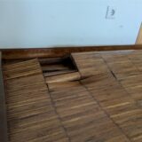 Durch den Wasserschaden an der Profilschule in Ascheberg hat sich der Parkettboden stark gewellt und aufgelöst.