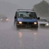 Auf einer Autobahn steht während eines starken Regengusses viel Wasser