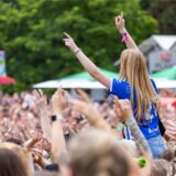 Feiernde Menschen beim Juicy Beats 2023. Die Festival-Bändchen werden in diesem Jahr noch wichtiger. Denn sie dienen zum Bezahlen.
