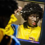 Eine Frau kostümiert sich als Zwarte Piet.