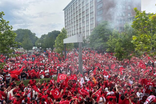 Die Polizei schätzt, dass insgesamt 15.000 Türkei-Fans an dem Marsch von der Innenstadt zum Stadion teilgenommen haben.