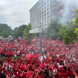 Die Polizei schätzt, dass insgesamt 15.000 Türkei-Fans an dem Marsch von der Innenstadt zum Stadion teilgenommen haben.