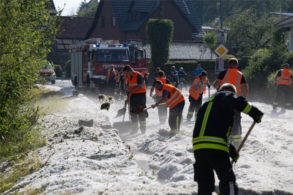 Einsatzkräfte der Polizei räumen eine Straße im Ortsteil Weitersroda von Hagel. Einsatzkräfte der Polizei räumen eine Straße im Ortsteil Weitersroda von Hagel.