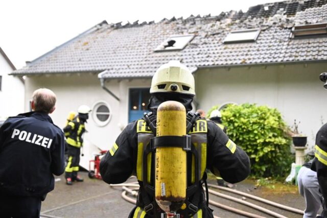 Feuerwehr und Polizei sichern einen Einsatzort.