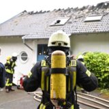 Feuerwehr und Polizei sichern einen Einsatzort.