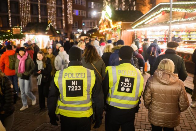 Polizeibeamte auf einem Weihnachtsmarkt.