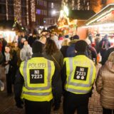 Polizeibeamte auf einem Weihnachtsmarkt.