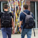 Zwei Schüler gehen am 04.09.2013 in Telgte (Nordrhein-Westfalen) über den Schulhof (Symbolbild).