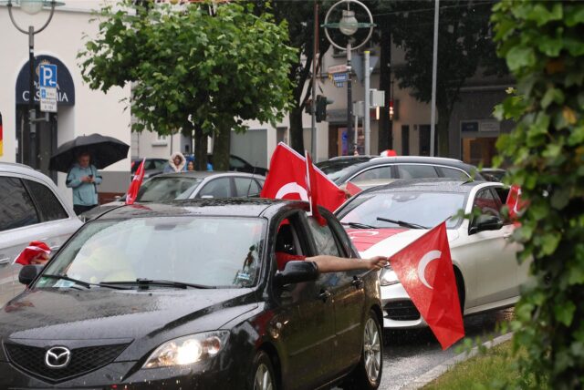 Zahlreiche Autos sind am Dienstag mit türkischen Flaggen in Dortmund zu sehen gewesen.