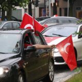 Zahlreiche Autos sind am Dienstag mit türkischen Flaggen in Dortmund zu sehen gewesen.