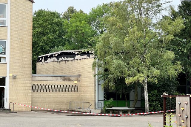 An der Grilloschule in Unna-Königsborn ist ein Teil des Schulgeländes abgesperrt. Das Aula-Gebäude zeigt Brandschäden.