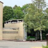 An der Grilloschule in Unna-Königsborn ist ein Teil des Schulgeländes abgesperrt. Das Aula-Gebäude zeigt Brandschäden.