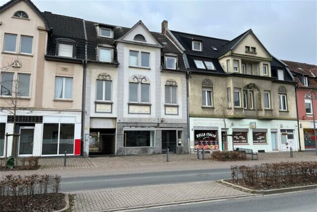 Die Abrisshäuser an der Kreisstraße stehen seit mehr als zwei Jahren leer.