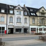 Die Abrisshäuser an der Kreisstraße stehen seit mehr als zwei Jahren leer.